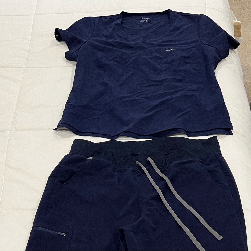 JAANU SCRUB TOP+ FIG SCRUB JOGGERS